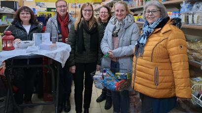 Bild: SPD Flossenbürg/exb
Der Stand der SPD-Frauen bei der Aktion „Kauf 1 mehr“ findet in Flossenbürg große Beachtung. Nutznießer ist die Tafel.