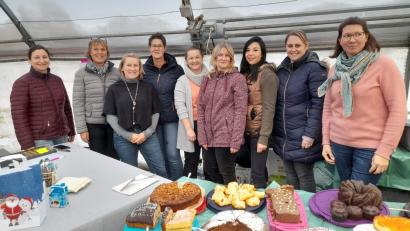 Bild: no
Zahlreiche Helferinnen waren bei der Kuchenverkaufsaktion der Grundschule Illschwang in Nonnhof mit dabei.