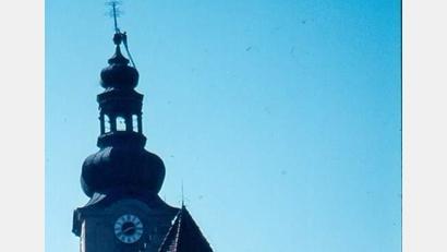 Archivbild: u
Am 28. Februar 1990 wurde das 1756 angebrachte bewegliche Kreuz von dem auch über Hirschau wütenden Orkan „Wiebke“ in Mitleidenschaft gezogen und musste daher in einer waghalsigen Aktion repariert werden.