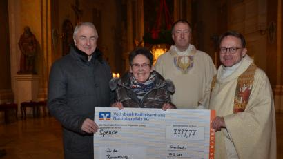 Bild: dob
Solch tatkräftige "Engel" bräuchte es mehr. Christa Wildenauer spendete an die Pfarrgemeinde 7777,77 Euro für die anstehende Kirchenrenovierung. Sie kommen zu den in diesem Jahr gespendeten 10.000 Euro von ihr dazu. Dekan Alexander Hösl (rechts), Pfarrvikar Ronald Liesaus (Zweiter von rechts) und Kirchenpfleger Günter Hassmann (links) freuen sich.