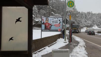 Bild: Wolfgang Steinbacher
In unmittelbarer Nähe der Bushaltestelle in Siegenhofen (Gemeinde Rieden/Landkreis Amberg-Sulzbach) wurde eine Werbetafel aufgestellt. Ein Anwohner hat jetzt dagegen geklagt.