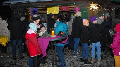 Bild: tss
Beim 2. Flosser Bahnhofsadvent genießen die Gäste die vorweihnachtliche Stimmung.