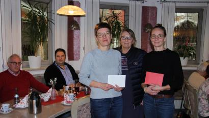 Bild: ds
AWO-Vorsitzende Ute Höhlein (Mitte) überreicht Geldspenden an die Leiterin des Kinderhauses, Kerstin Renner (links), und die Führungskraft in der Heilpädagogischen Wohngruppe, Anna Vollmer (rechts).