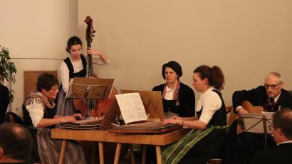 Bild: cog
"Wunder über Wunder" beschrieb die Sulzbacher Stubenmuse mit Zither, Kontrabass, Hackbrett und Gitarre.