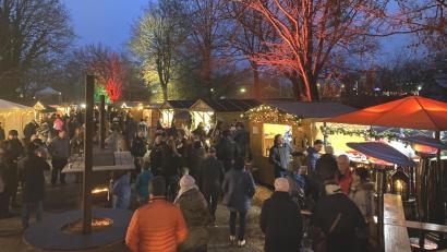 Bild: aub
Mit Beginn der Dämmerung gewinnt der Marktbereich am Naabufer besonders an Atmosphäre.