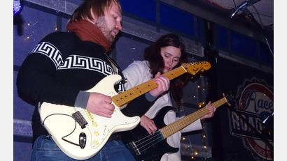 Bild: Houschka
Zwei Stützen der "Kleinen Horrorband": Gitarrist Martin und Bassistin Susi.