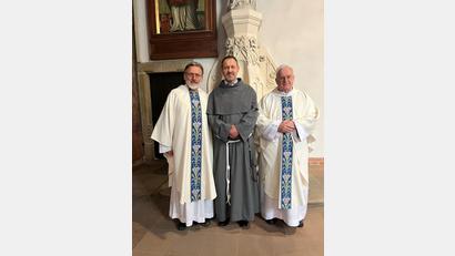 Bild: Franziskanische Ordensgemeinschaft/exb
Guardian Pater Stanislaus, Bruder Adam und dessen Heimatpfarrer (von links).