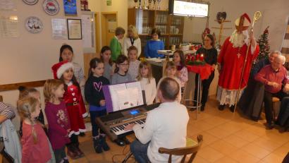 Bild: rn
Der Kinderchor der Musikschule und St. Nikolaus begleiteten die Adventfeier der Eschenbacher Senioren.