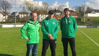 Bild: Martin Lehner/exb
Norbert Merkel (links), Vorsitzender des SV Kohlberg, und Abteilungsleiter Martin Lehner (rechts) gaben den Abschied von Trainer René Niemann zum Saisonende bekannt.