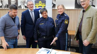 Bild: mab
Inspektionsleiterin Sabine Roidl (Zweite von rechts) und ihre Stellvertreterin Marion Zenger stellen den Jahresbericht aus 2022 vor. Die Bürgermeister der Verwaltungsgemeinschaft Peter Neumeier, Franz Grabinger und Hans Prechtl (von links) folgen den Ausführungen .