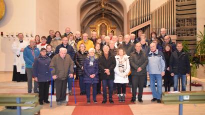 Bild: swo
Die Ehejubilare aus der Pfarreiengemeinschaft Hahnbach-Gebenbach-Ursulapoppenricht feierten gemeinsam in der Gebenbacher Pfarrkirche einen Dankgottesdienst zusammen mit Pfarrvikar Christian Preitschaft (hinten links).