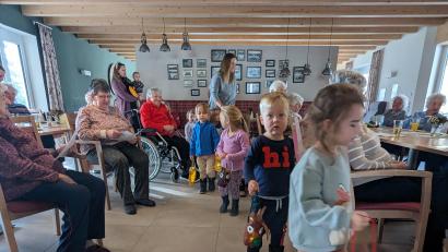 Bild: Kinderoase
Buben und Mädchen der Kinderoase St. Emmeram besuchen die Tagespflegeeinrichtung Waldnaabtal des ARV in Windischeschenbach