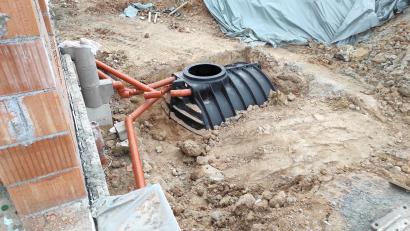 Archivbild: Erik Stauffer
Der Einbau einer Regenwassernutzungsanlage – also einer Zisterne - wird künftig gefördert. Dabei ist egal, ob die Zisternen aus Kunststoff (siehe Bild) oder Betonfertigteilen besteht.