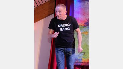 Bild: do
Der "Dreggsagg" in Speinshart: Die Gags Michl Müllers zünden. Das Feuerwerk gut einstudierter Anekdoten weiß zu gefallen.