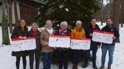 Bild: bk
Bei der Spendenübergabe (von links) Dr. Stephanie Kuchlbauer, Renate Groß, Gunda Hagn, Anneliese Kohl, Gertrud Werner, Christoph Wagner, Johannes Aigner.