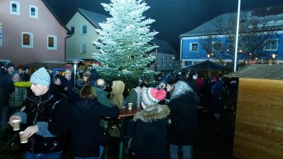 Bild: hme
Der große Weihnachtsbaum war der Mittelpunkt beim Weihnachtsmarkt in Kohlberg.