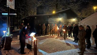 Bild: mor
Zu Ehren der heiligen Barbara kamen die Bundeswehrsoldaten und ihre deutschen und amerikanischen Gäste an der Barbarahütte zusammen. Militärpfarrer Holm Haschker (links) gedachte der Schutzheiligen und gestaltete die Andacht.