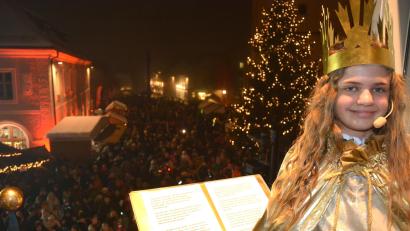 Bild: jr
Christkind Louisa Grillmeier auf dem Rathausbalkon nach ihrer Ansprache.