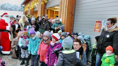 Bild: ds
Der Nikolaus hört bei den Liedern und Gedichten der Kleinsten der Gemeinde aus dem Kinderhaus Etzelwang zu.