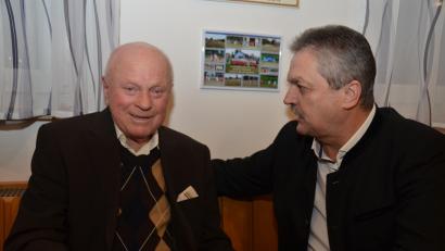 Bild: dob
Vorzeigelandwirt Herbert Bäumler aus Obertresenfeld (links) ist das Alter wahrlich nicht anzusehen. Seinen 85. Geburtstag feierte er in großer Runde, darunter war auch Bürgermeister Andreas Wutzlhofer (rechts), der die besten Grüße der Stadt übermittelte.