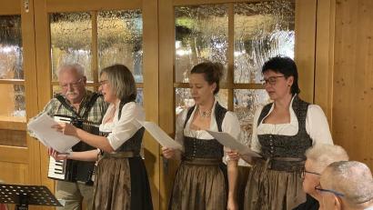 Bild: fvo
Georg Schmidbauer mit der Gesangsgruppe "TriAngel" (Doris Völkl, Steffi Daubenmerkl und Andrea Götz; von links).