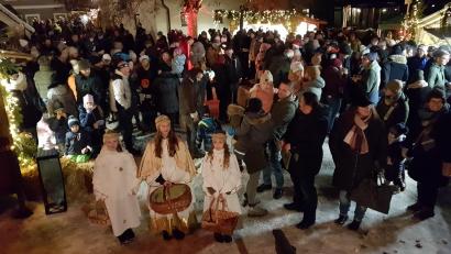 Bild: gi
Das Christkind mit seinen beiden Engeln begrüßte die Kinder und ihre Eltern und lud zum Markte ein.