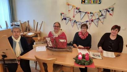 Bild: Josef Söllner/exb
Isabella Buchwald (von links) mit ihrer Veeh-Harfe, Michaela Philberth mit Zither und Gitarre sowie Christa Lautenbacher und Rita Prunhuber führten durch den gemütlichen Nachmittag.