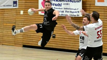 Bild: Hubert Ziegler
Mit einem herrlichen Sprungwurf kann sich in dieser Szene Sebastian Mensch (links) von der HSG Nabburg-Schwarzenfeld gegen Milan Stancic und Maximilian Schwegler (von rechts) vom HC Sulzbach-Rosenberg durchsetzen.