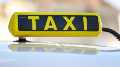 Bild: Jan Woitas/dpa-Zentralbild/dpa/Symbolbild
Ein Taxifahrer aus Amberg blieb am Sonntag, 10. Dezember, auf einer 40-Euro-Rechnung sitzen. Seine Fahrgäste liefen nach einem Streit weg,