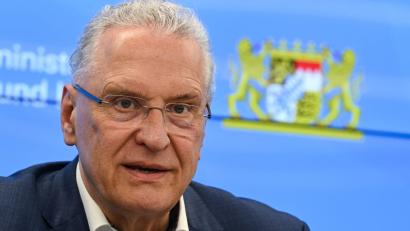 Bild: Arne Dedert/dpa
Joachim Herrmann (CSU), Innenminister von Bayern, spricht im DFB-Campus im Anschluss an die Sportministerkonferenz während der Pressekonferenz.