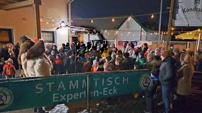 Bild: SV Mitterteich/exb
Dicht umlagert von Kindern wurden beim 2. Zipflmützen-Zauber des SV Mitterteich der Nikolaus und seine beiden Knechte.