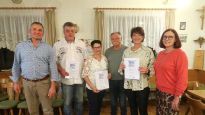 Bild: rha
Flankiert von Firmenchef Franz Eschenwecker (links) und seiner Gattin Monika (rechts) freuten sich langjährige Mitarbeiter über ihre Ehrungen. Es wurden ausgezeichnet (von links): Thomas Wiesnet (25 Jahre), Christine Ertl (20 Jahre), Hermann Hänsch (10 Jahre) und Maria Grädler (40 Jahre).