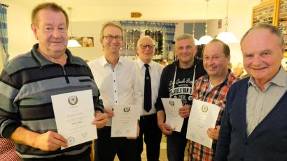 Bild: do
KSK-Ortsvorsitzender Helmut Schmidt (Dritter von links) und stellvertretender BSB-Kreisvorsitzender Max Wagner (rechts) ehren treue Mitglieder.