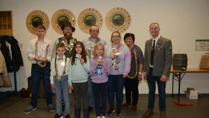 Bild: bey
Neuer Schützenkönig Luftgewehr Herren ist Jürgen Völkl (Mitte), eingerahmt von Schützenkönig Luftpistole Maximilian Klier und Schützenliesl Sabine Kick. Maximilian Bocka (links) ist Wurstkönig Luftpistole, Anni Hösl (2. von rechts) ist Wurstkönigin Luftgewehr Damen. Erster Schützenmeister Johannes Kick (rechts) gratulierten den erfolgreichen Schützinnen und Schützen.