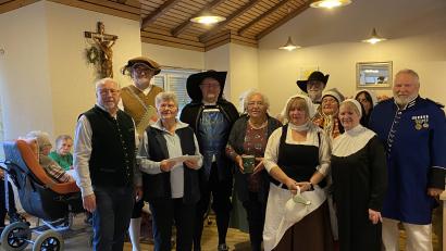 Bild: krb
Im Seniorenheim übergab die Senioren und die Mitmacher r der Historischen Stadtführung eine Spende an die Rumänienhilfe