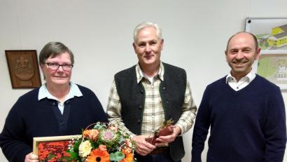 Bild: tra
Bürgermeister Hans Ram (rechts) mit dem neuen Ortsheimatpfleger Hans Weiß und dessen Vorgängerin Isabel Lautenschlager.