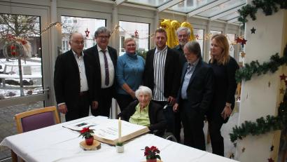 Bild: bjp
Im Kreis von Angehörigen, Freunden, Honoratioren und Pflegepersonal feierte Paula Küspert (sitzend) ihren 100. Geburtstag. Ihr gratulieren Bürgermeister Bernhard Stangl (Zweiter von links neben Vizelandrat Albert Nickl) mitgebracht hatte. Dritter von rechts Stadtpfarrer Edmund Prechtl.