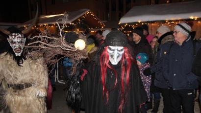 Bild: kro
Schaurige "Grölldeifl" mischten sich unters Weihnachtsmarktpublikum in Waldsassen.