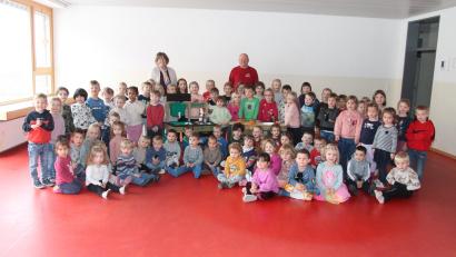 Bild: pi
Karl-Heinz Hilburger freut sich wie Manuela Bauer (beide hinten) mit den Kindern.