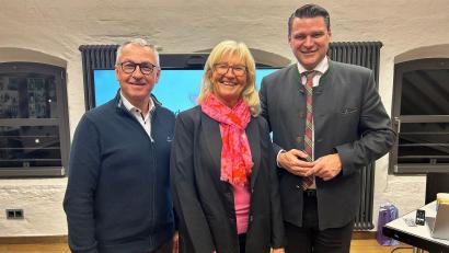 Bild: Hofinger/exb
Landrat Thomas Ebeling (rechts), Vorsitzender des Trägervereins Bavaria Bohemia, mit Stellvertretern Irene Träxler und Richard Brunner (neu).