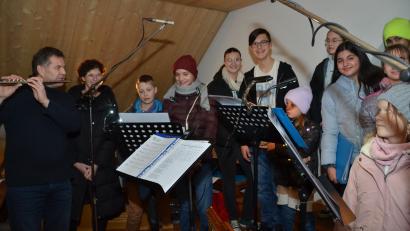 Bild: dob
Der Kinderchor und die "Kinder der Musik" verschönten den Patroziniumsgottesdienst in der Kaimlinger Kirche.