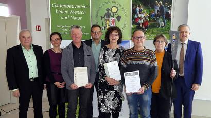 Bild: Landratsamt Tirschenreuth/exb
Drei Ehrungen gab es für besondere Verdienste: Von links bürgermeister Günter Kopp, Fachberaterin Manuela Pappenberger, Vincenz Rahn, Fachberater Harald Schlöger, Zweite Vorsitzende Inge Härtl, Jugendsprecher Richard Schiedeck, Inge Geißler und Landrat Roland Grillmeier.