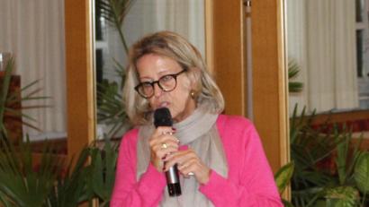 Bild: Scherr/exb
Brigitte Eglseder erläutert, warum es beim Bau des neuen Seniorenheimes zu Verzögerungen kam.