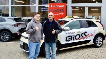 Bild: mia
Daumen hoch für die Elektromobilität in Amberg: Dennis Gross (links) und Benjamin Vogel, der Inhaber von Taxi Penschok.