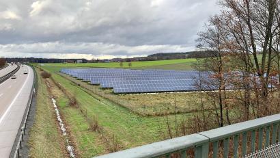 Bild: Gabi Schönberger
Ein Solarpark existiert bei Pischeldorf bereits. Bald soll dieser noch wachsen, die grünen Flächen im Hintergrund werden dann auch mit Paneelen bedeckt sein.