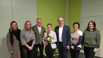 Bild: Kindergarten Li-La-Löhle Kemnath/exb
Agnes Ring (Vierte von links) arbeitet seit 25 Jahren im öffentlichen Dienst. Dazu gratulierten (von links) Katja Köhler, Franziska Glöckner, Geschäftsstellenleiter Reinhard Herr, Bürgermeister Roman Schäffler, Regina Amm und Angelika Kaufmann.