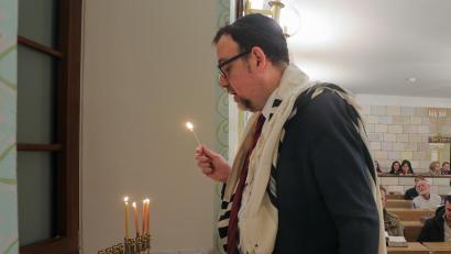 Bild: Wolfgang Steinbacher
Kerzenzünden in der Synagoge: Rabbiner Elias Dray hatte seine Gemeindemitglieder zur Chanukka-Feier eingeladen.