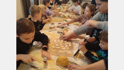Bild: exb/Lisa Völkl/Kolping
Mit Feuereifer sind die Kinder dabei, den Teig auszurollen und Plätzchen auszustechen.