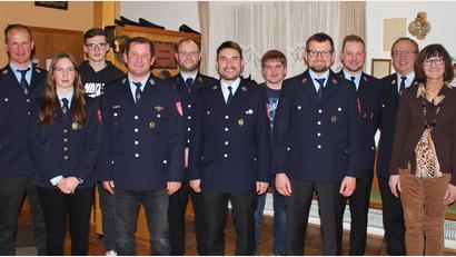 Bild: M. Rauscher/exb
Beim Kameradschaftsabend der Feuerwehr Adlholz werden Leistungsabzeichen vergeben.