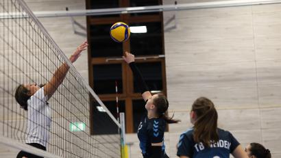 Bild: Dieter Jäschke
Die Vohenstraußerin Alice Baier versucht den Angriffsball von Christina Rathgeber (TB Weiden) zu blocken. Das Derby zwischen dem TV Vohenstrauß und TB Weiden endete mit 3:0 für den Gastgeber.